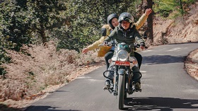 AgentOfHappiness Amber emmène son amie Sanita se promener en moto 1